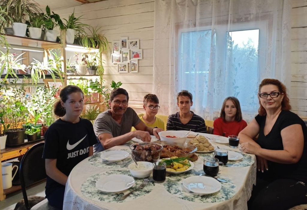 Светлана, Диана, Лера, Миша, муж Игорь и Илья